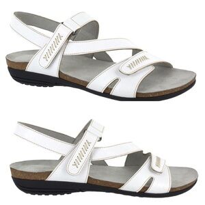 🆕White comfy sandals by Easy Street.